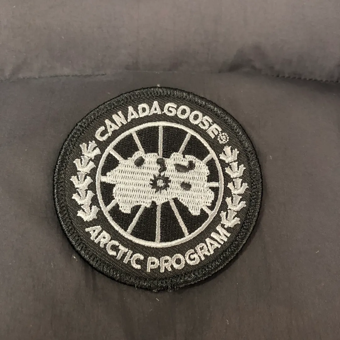 P1020 𝘾𝘼𝙉𝘼𝘿𝘼 𝙂𝙊𝙊𝙎𝙀/Canada Goose Down Jacket Bakery Couple Style 3M Reflective Black Label Parka/Junction Parka is made of CORDURA@'s super-soft EnduraLuxe fabric, which enhances the durability of easy-to-wear parts, making it lightweight and durable. 360-degree reflective strips on the hood improve visibility in low-light environments. 90 white duck down ~ There are also straps inside so that the jacket can be placed on the shoulders to free up hands. The down placket is designed with invisible snap buttons on the two-way zipper to prevent wind and keep warm. Unzipping the zipper from the bottom can increase the range of motion or improve breathability ~ Ribbed knitted cuffs increase comfort and lock in heat, and the hem has an internal drawstring to block cold wind [Wide version] A-line silhouette ➕ Bread suit tailoring design, the wide OS style can cover all body defects and also brings a sense of handsomeness! ! j03 Color: Black Brown Size: XS S M L XL XXL